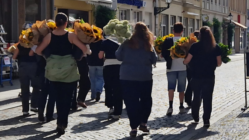 blumen_zwischen_laden_und_schule.jpg